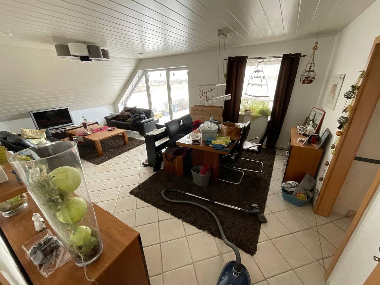 Wohnzimmer mit Möbeln und Hausrat vor der Räumung