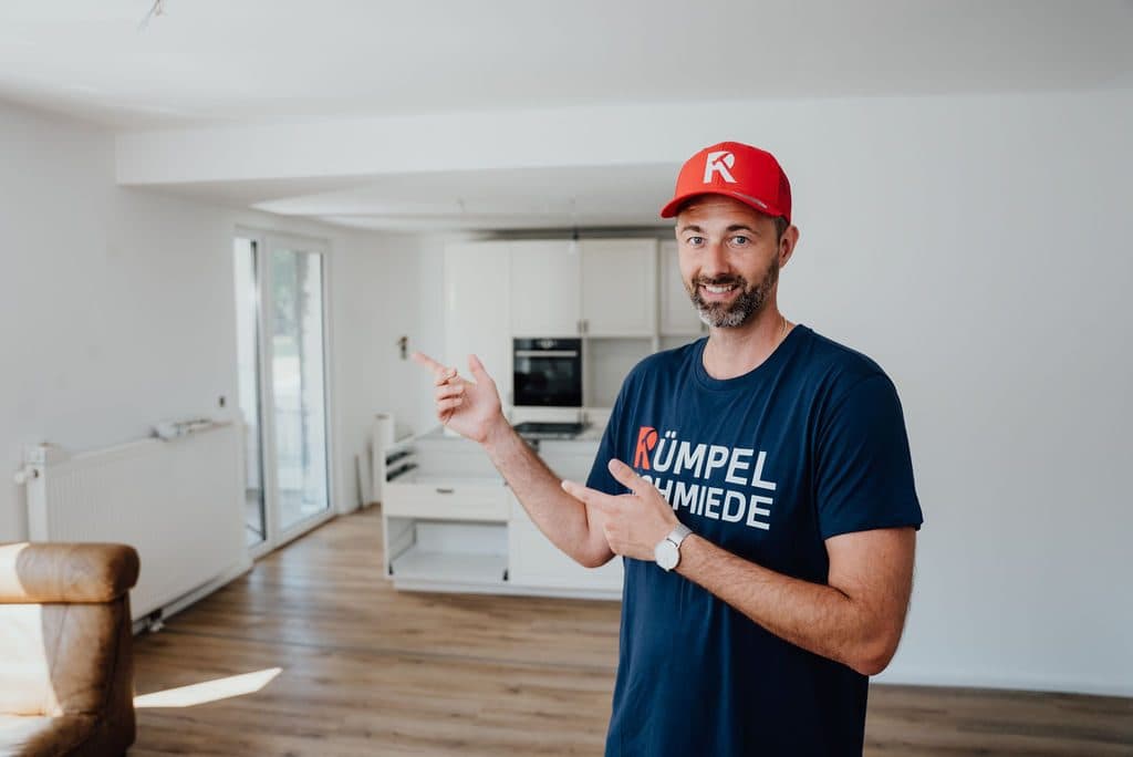 Mitarbeiter zeigt auf eine leer geräumte Wohnung