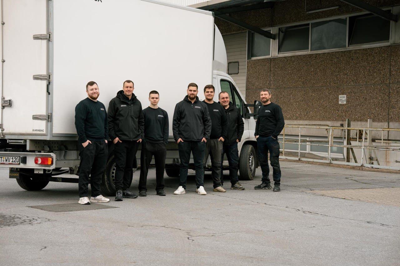 Das Wertvoll Team vor dem Einsatzfahrzeug in Detmold